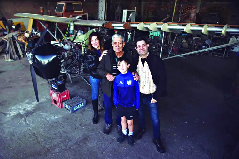 A los 80 años, un tucumano construye su propio avión y se prepara para hacerlo volar