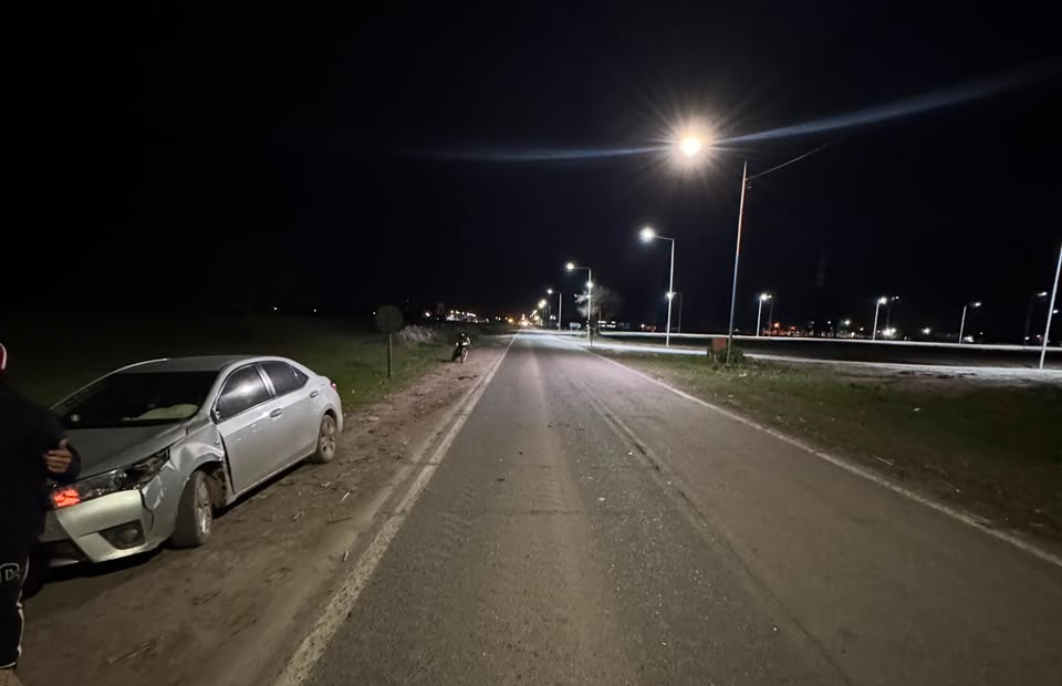 Accidente y polémica en Ranchillos: dos mujeres en moto chocaron contra un auto y sus familiares se llevaron el vehículo del lugar antes de las pericias