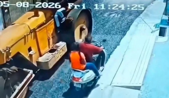 Trágico: motociclista pierde el equilibrio y cae junto a su nieta debajo de una aplanadora