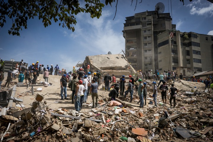 Venezuela: sube a 589 la cifra de muertos tras los terremotos y continúan los operativos de rescate