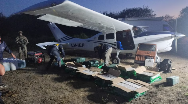 Descubren una avioneta narco en Santa Fe: Incautan 442 kilos de cocaína y hay ocho detenidos